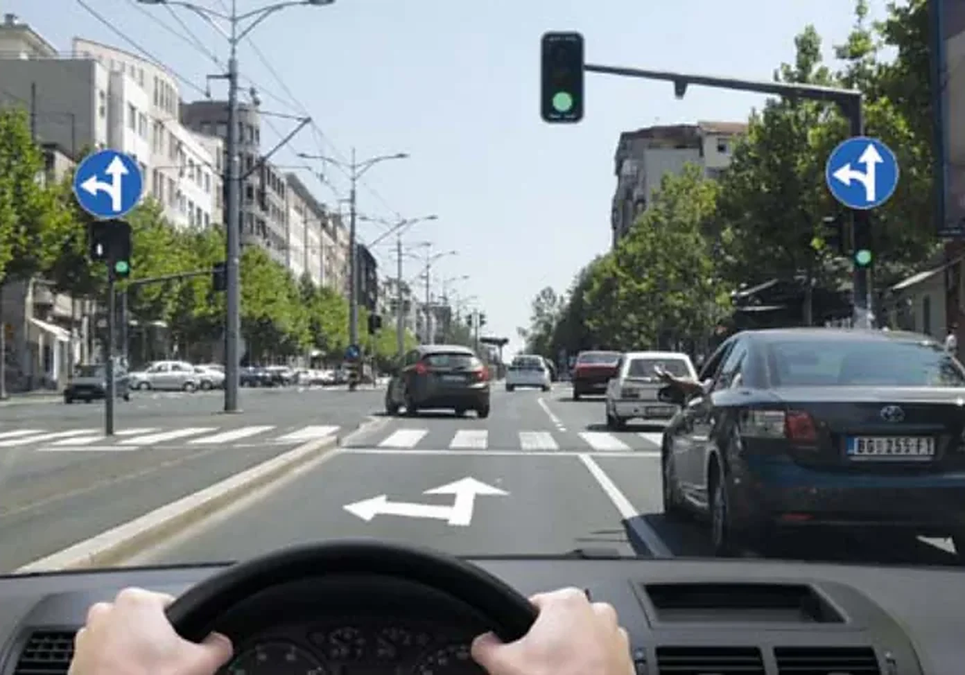 У ситуацији приказаној на слици: