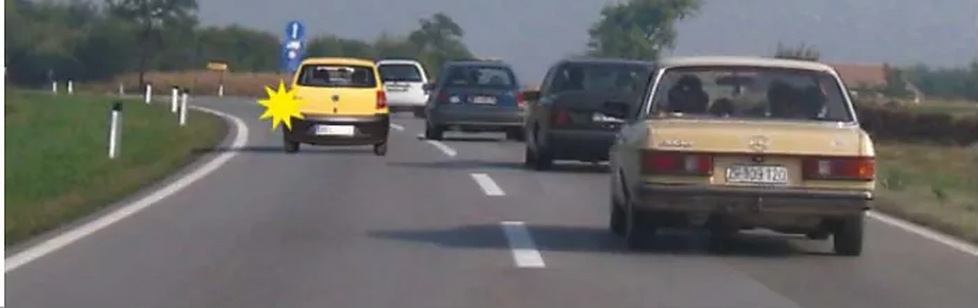У ситуацији приказаној на слици, ако се возач жутог возила уверио да може извршити претицање без угрожавања и ометања саобраћаја из супротног смера, односно да може без ометања ући између свих возила које претиче, дозвољено му је претицање: