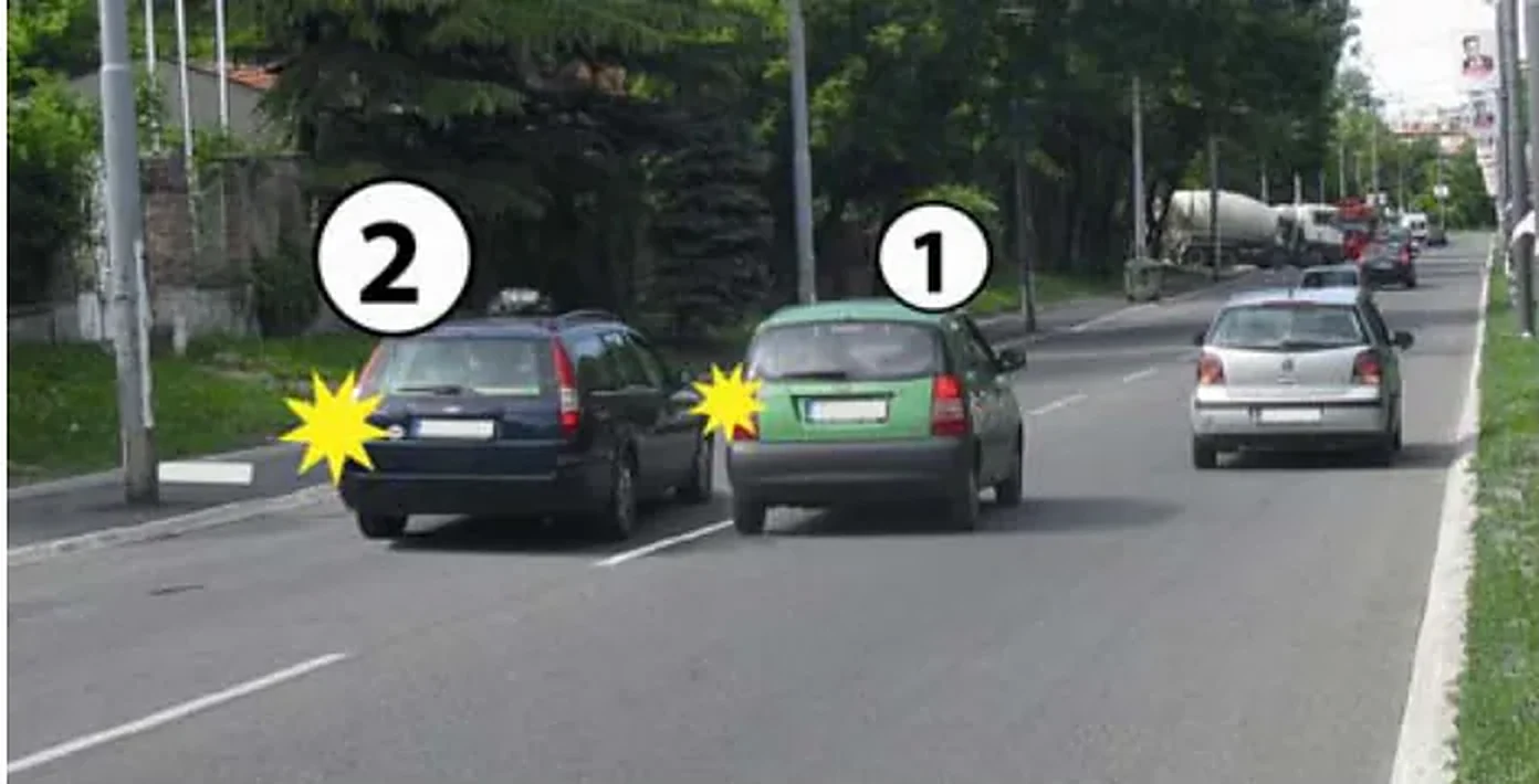У ситуацији приказаној на слици возачу возила означеног бројем 1: