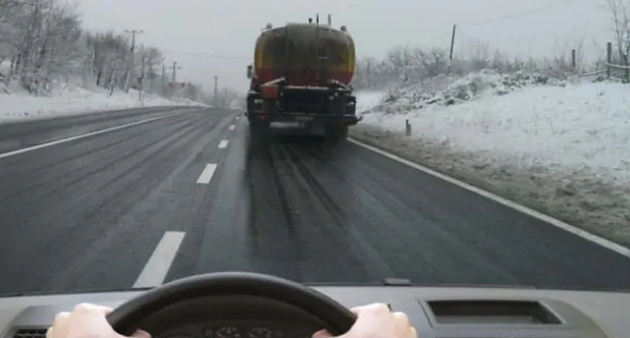 У ситуацији приказаној на слици, на путу са три саобраћајне траке по клизавом коловозу, претицање: