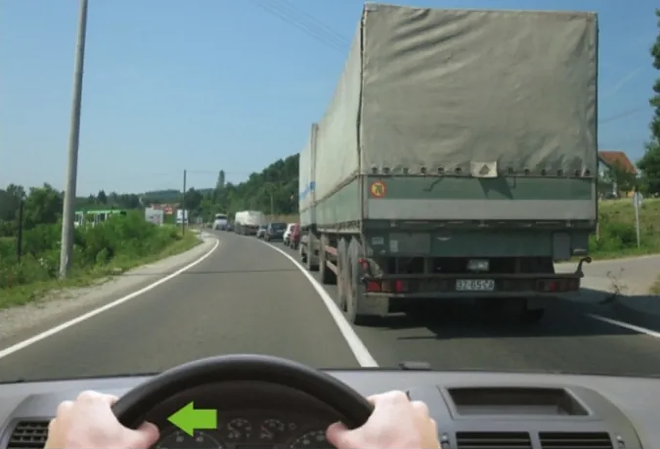 У ситуацији приказаној на слици: