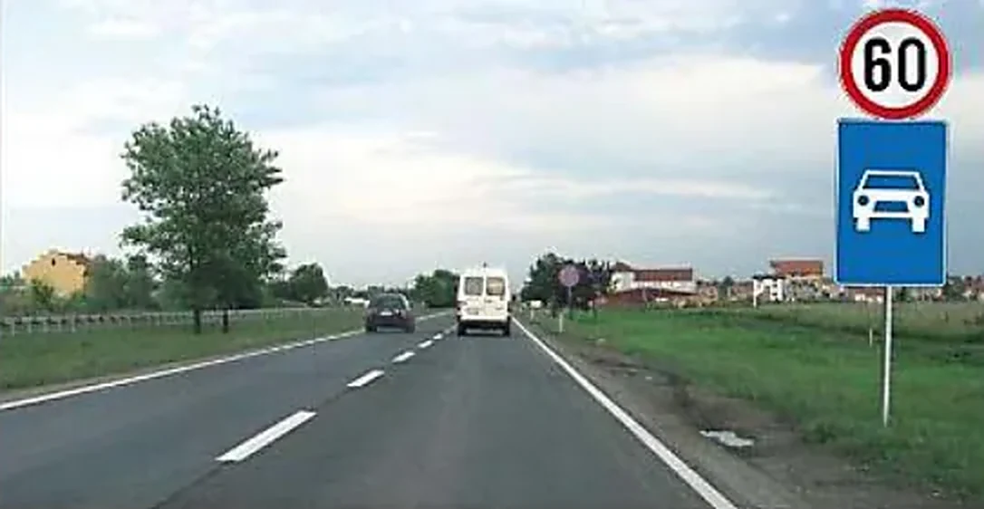 Возач теретног возила приказаног на слици, дужан је да се креће брзином која није већа од: