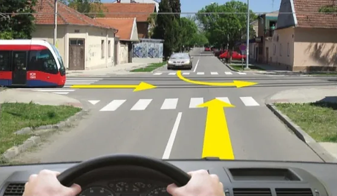 У ситуацији приказаној на слици: