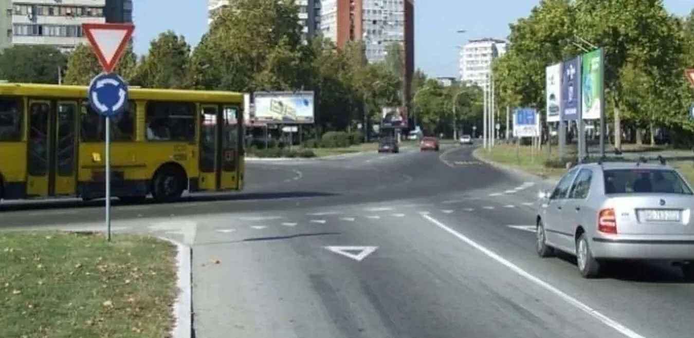 У ситуацији приказаној на слици возач путничког возила: