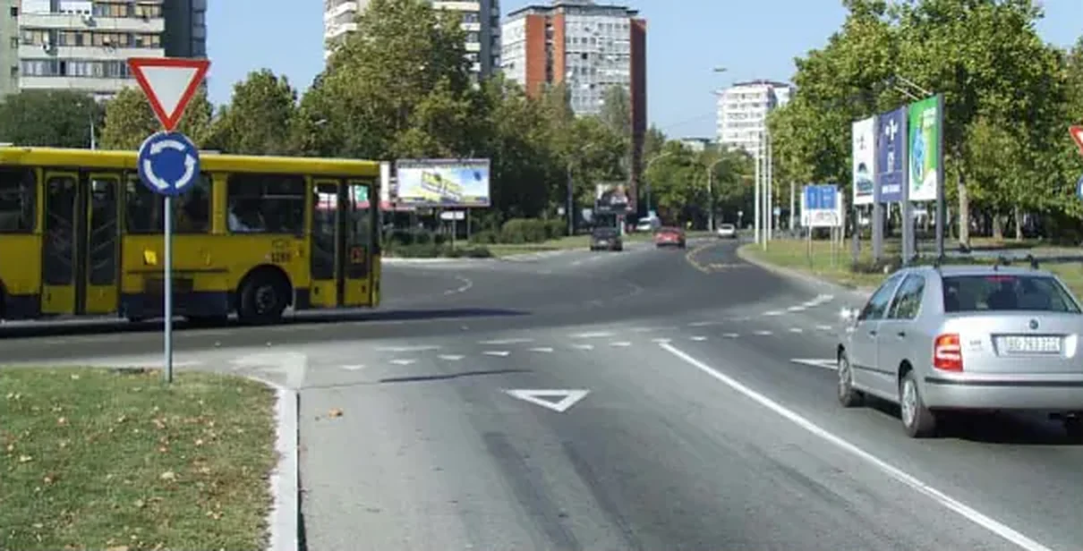 У ситуацији приказаној на слици возач аутобуса: