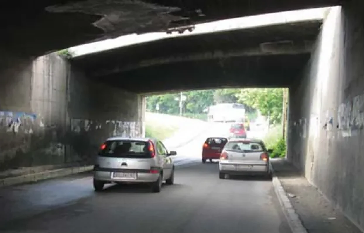 У ситуацији приказаној на слици: