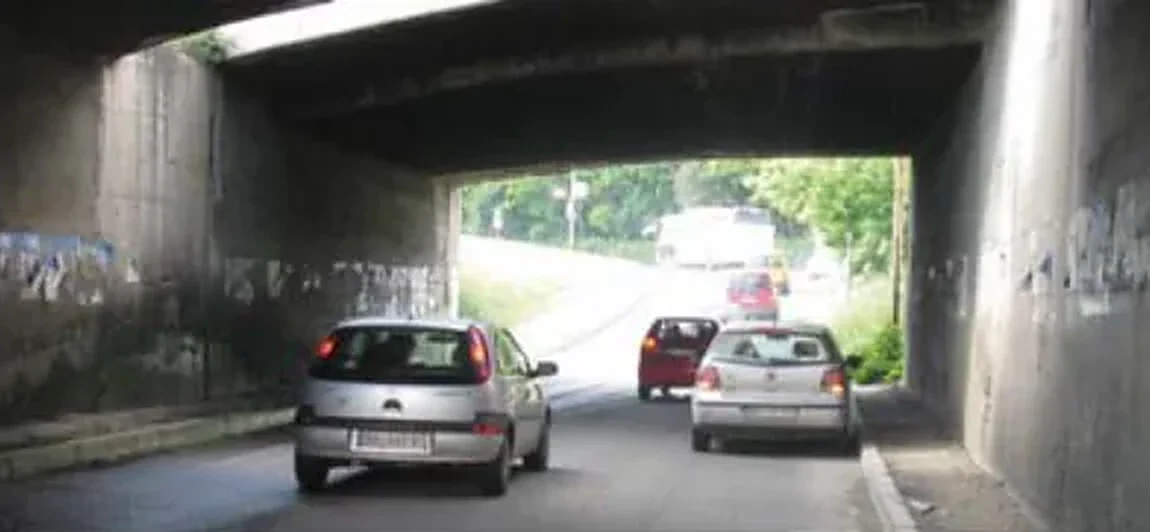 У ситуацији приказаној на слици возило: