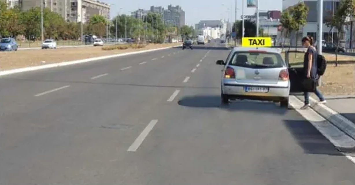 У ситуацији приказаној на слици: