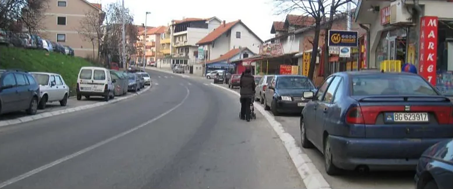 U situaciji prikazanoj na slici vozila su zaustavljana i parkirana na:
