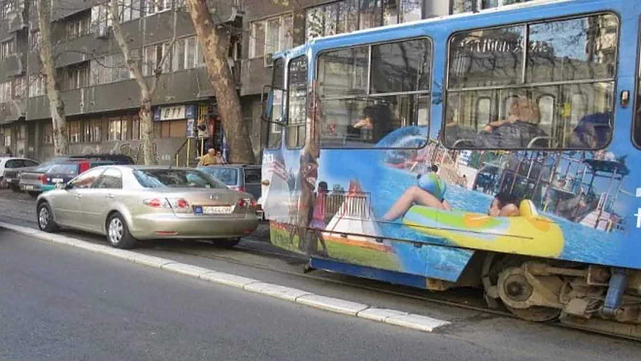 У ситуацији приказаној на слици: