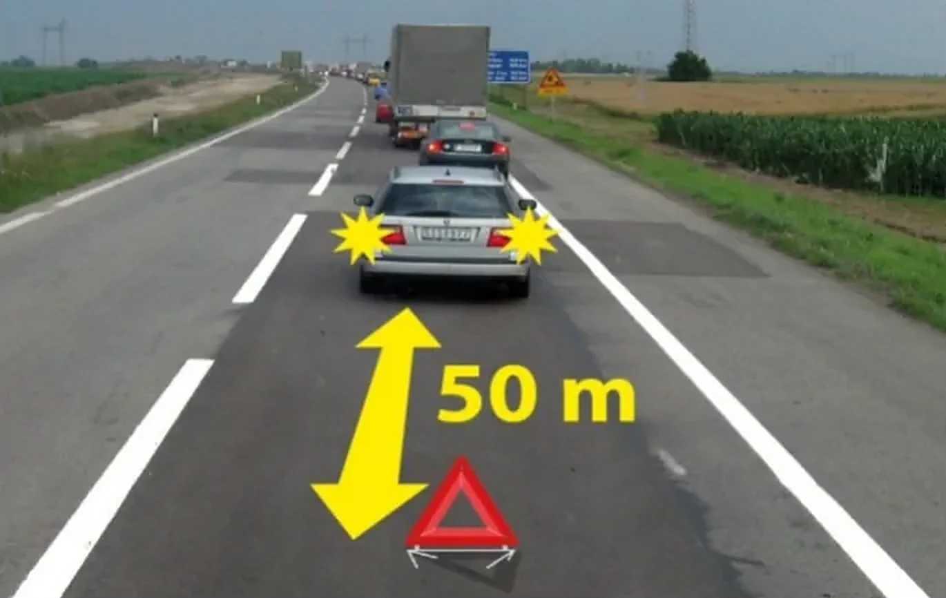 У ситуацији приказаној на слици колона заустављених моторних возила на путу ван насеља: