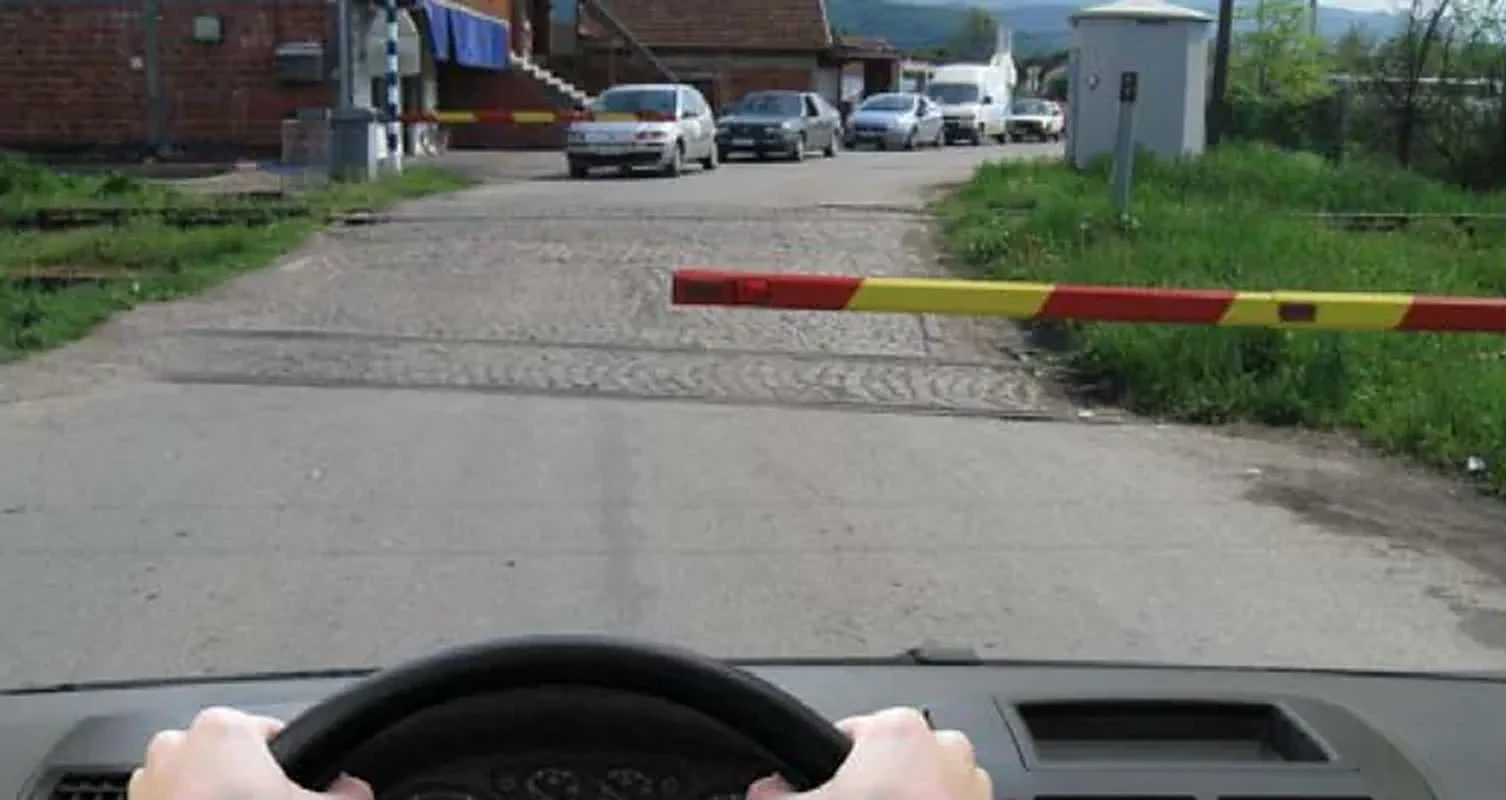 У ситуацији приказаној на слици: