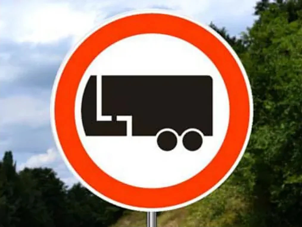 Saobraćajni znak prikazan na slici označava: