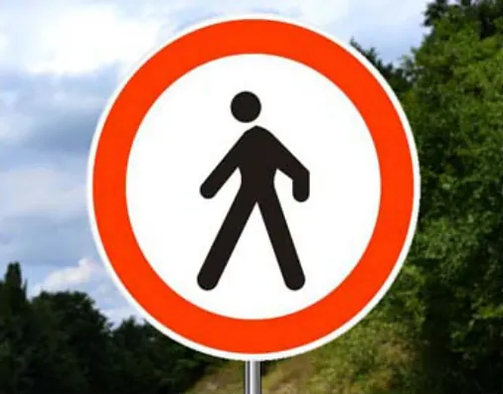 Saobraćajni znak prikazan na slici označava: