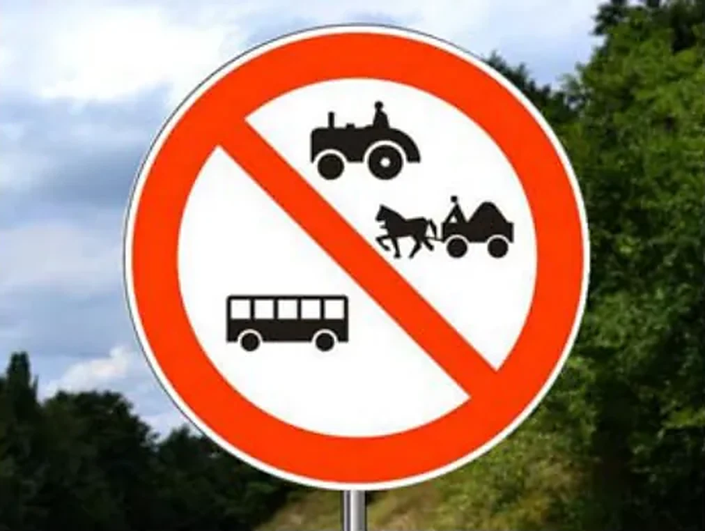Saobraćajni znak prikazan na slici označava: