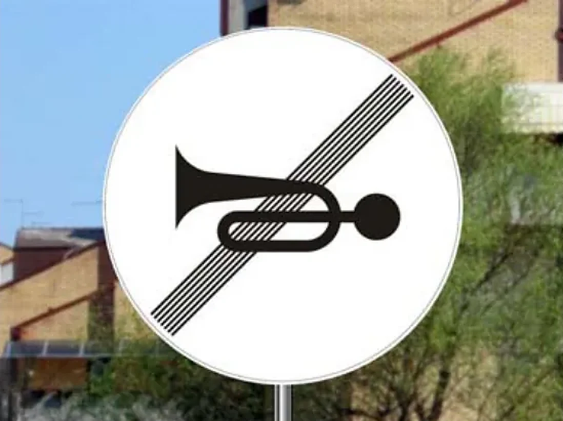 Saobraćajni znak prikazan na slici označava: