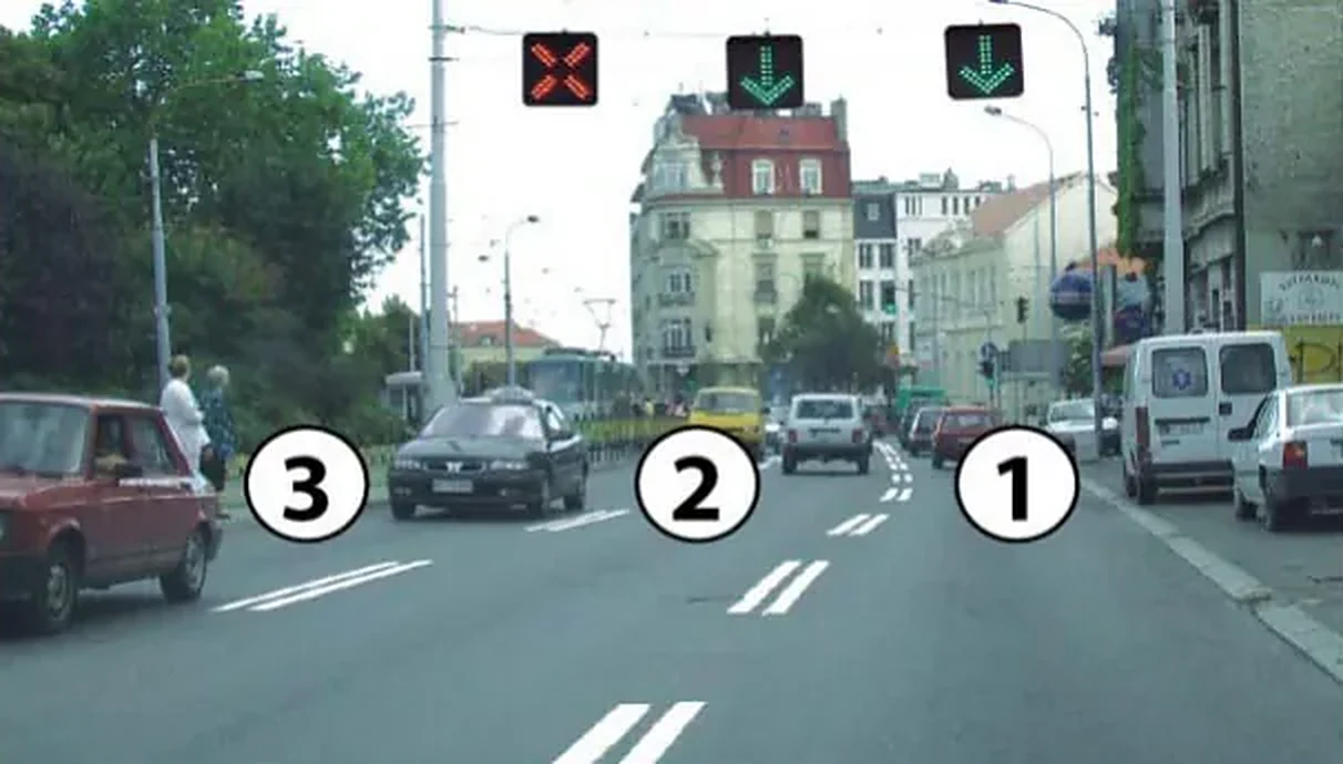 U situaciji prikazanoj na slici, saobraćajna traka sa izmenljivim smerom kretanja na kojoj je saobraćaj regulisan semaforima je označena brojem: