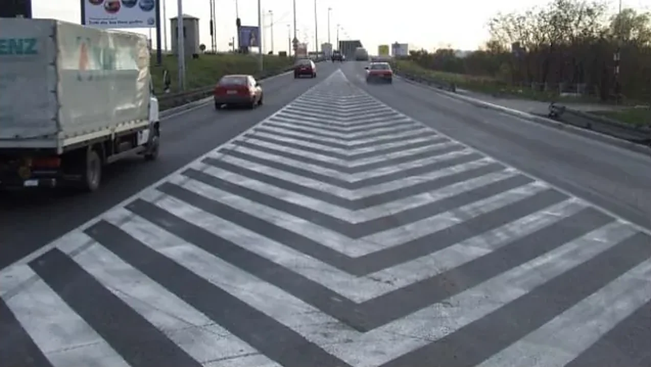 Oznaka prikazana na slici („Polja za usmeravanje saobraćaja“) označava: