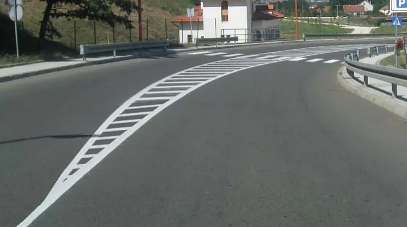 Oznaku prikazanu na slici vozač može obići: