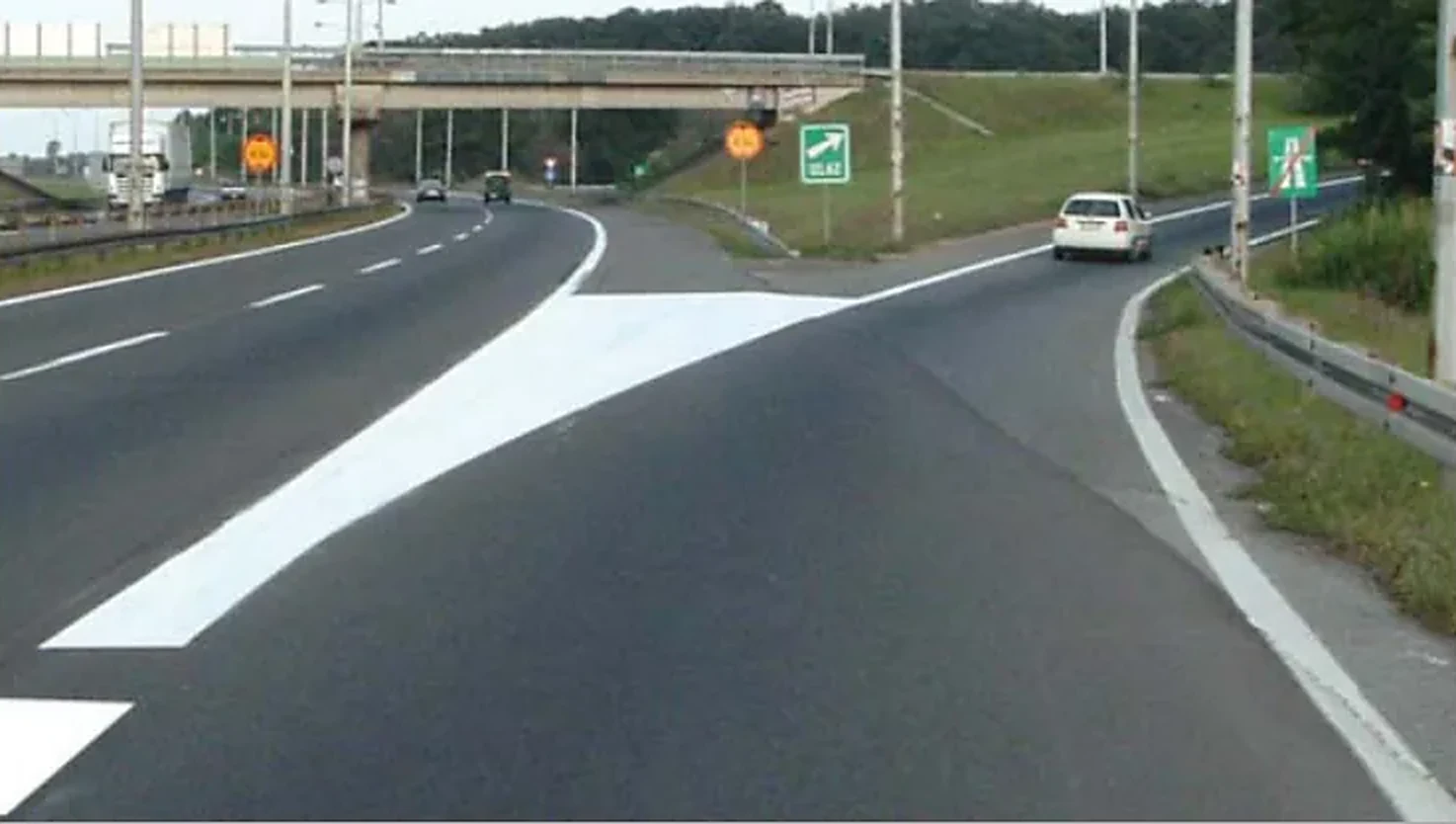 Oznaka prikazana na slici („Polja za usmeravanje saobraćaja“) označava: