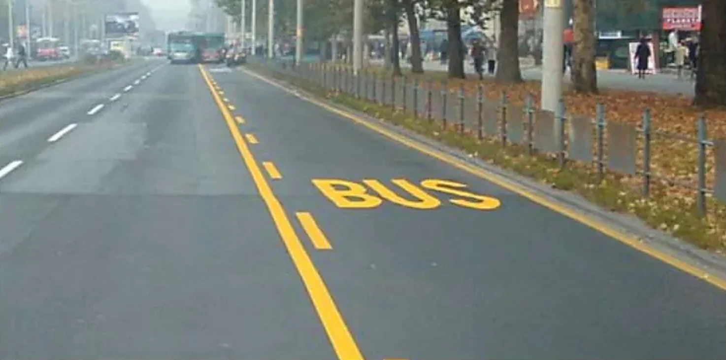 Natpis prikazan na slici („BUS”) označava: