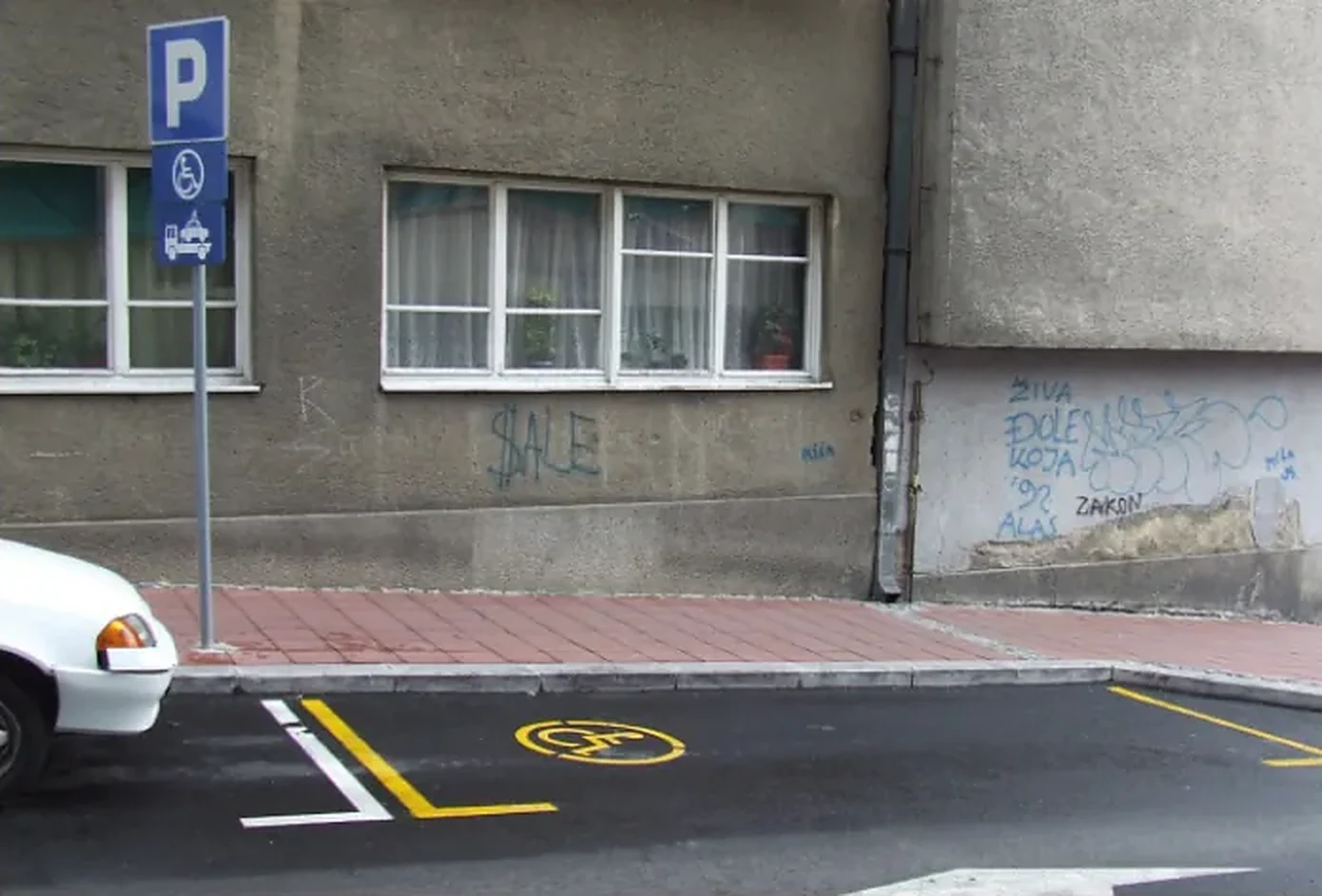 Natpis prikazan na slici („Piktogram kolica za lica sa invaliditetom“) označava: