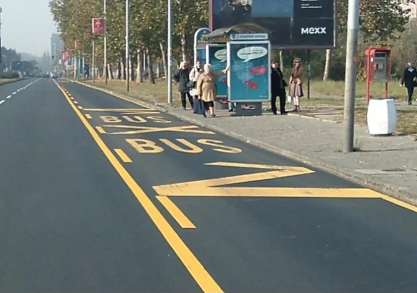 Oznaka prikazana na slici („Saobraćajna površina za posebne namene“) označava: