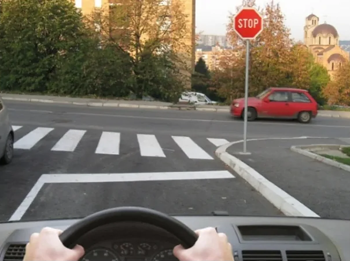 U situaciji prikazanoj na slici: