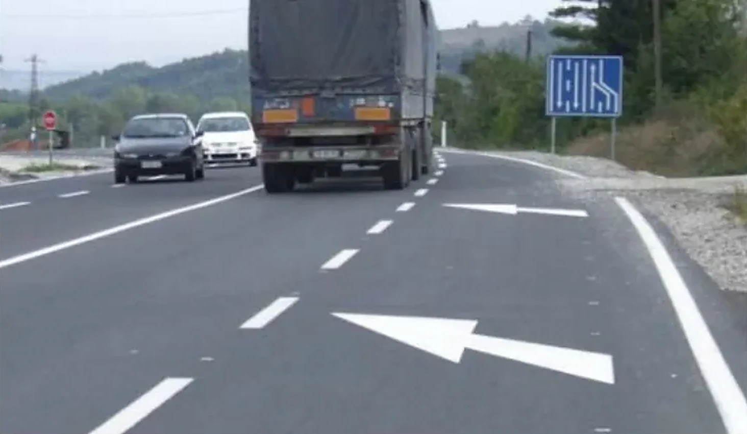 Oznaka na kolovozu prikazana na slici („Strelice“) služi za:
