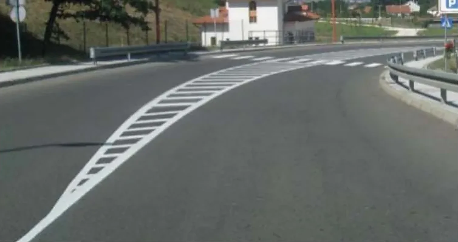 Oznaka na kolovozu prikazana na slici („Polja za usmeravanje saobraćaja“) označava: