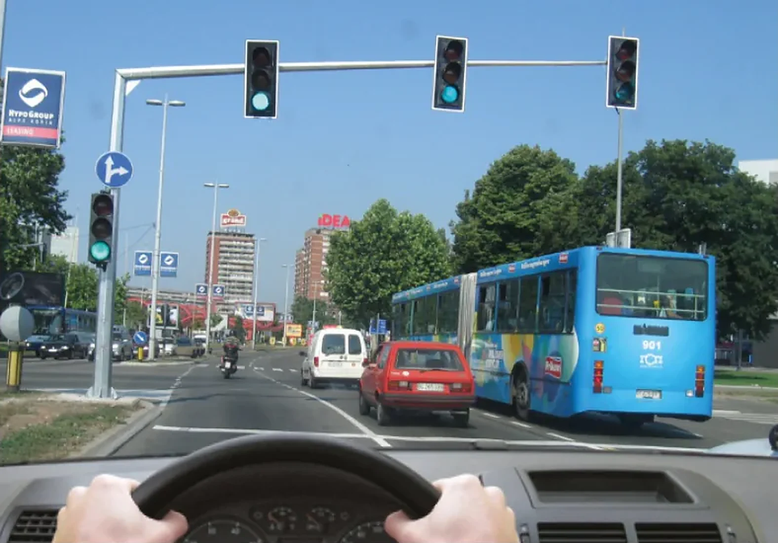 Svetlosni saobraćajni znak prikazan na slici ima značenje:
