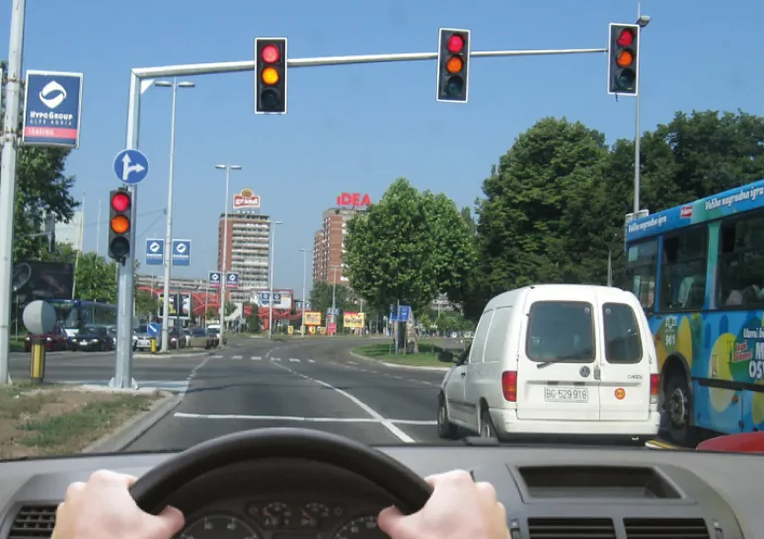 Svetlosni saobraćajni znak prikazan na slici označava da Vam je: