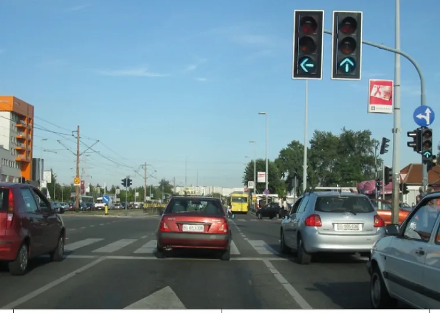 U situaciji prikazanoj na slici, svetlosni saobraćajni znakovi dozvoljavaju kretanje: