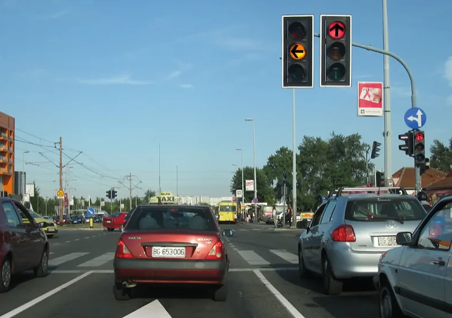 U situciji prikazanoj na slici, svetlosni saobraćajni znak koji reguliše skretanje ulevo na raskrsnici, označava:
