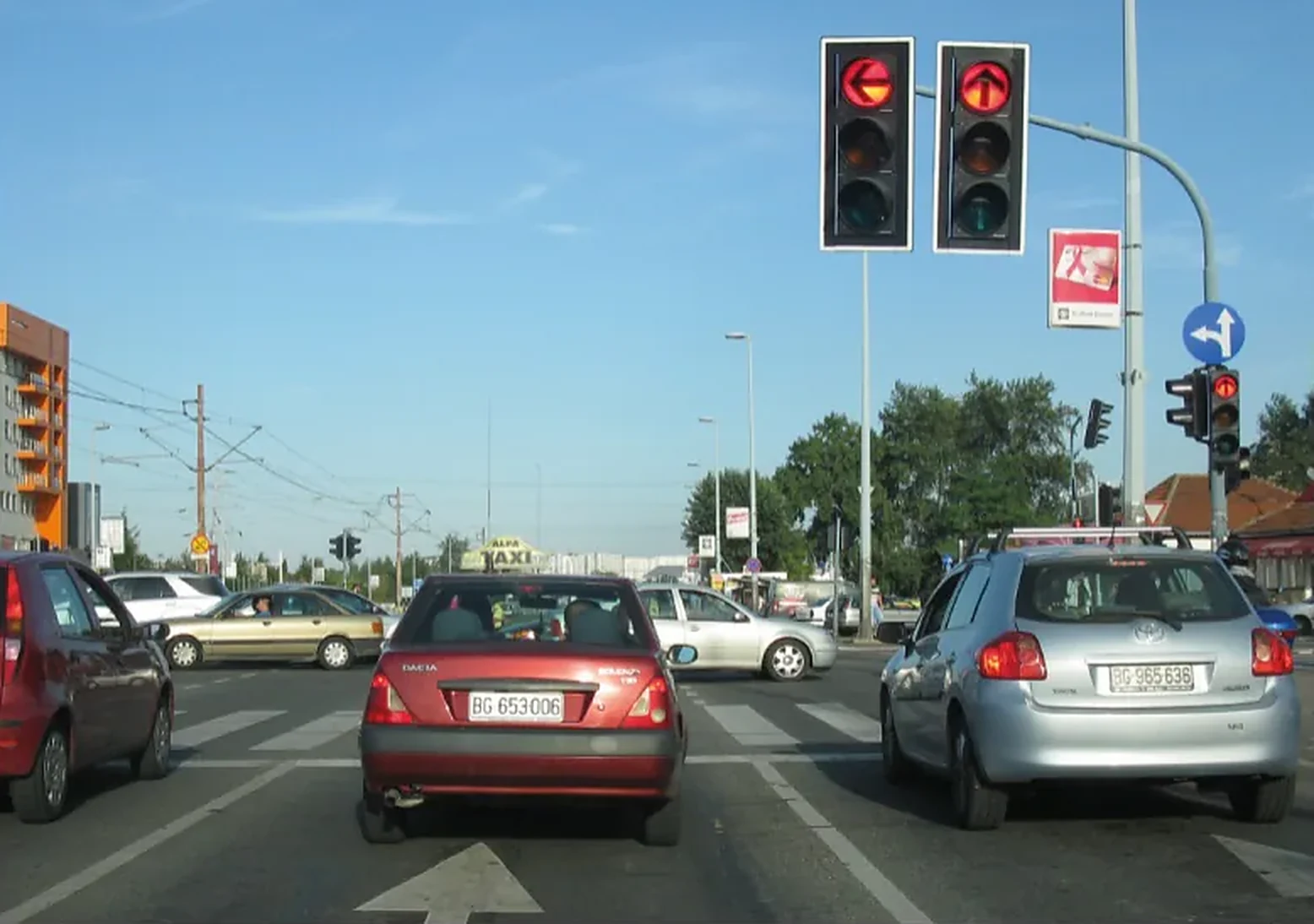 Svetlosni saobraćajni znak prikazan na slici ima značenje: