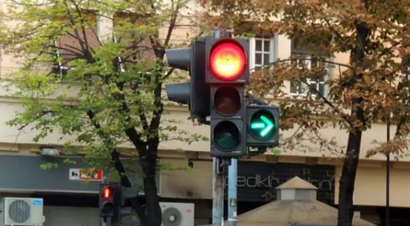 Svetlosni saobraćajni znak prikazan na slici ima značenje: