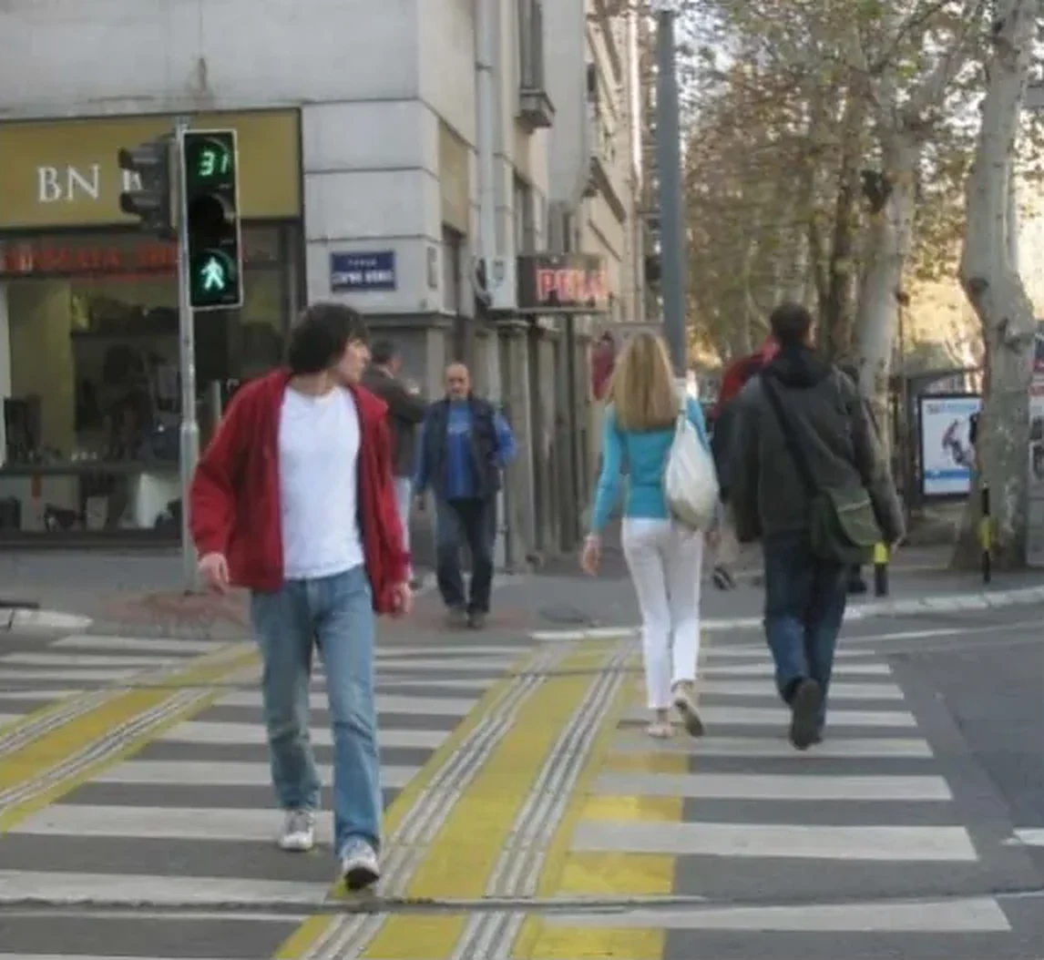 Svetlosni saobraćajni znak prikazan na slici označava: