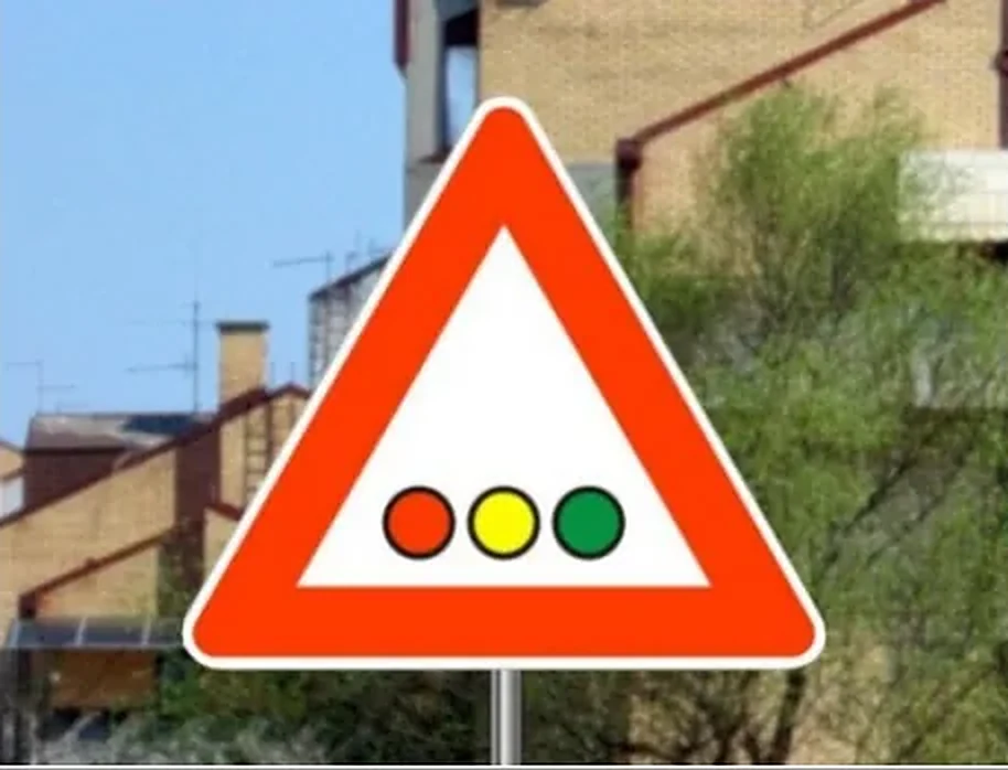Saobraćajni znak prikazan na slici označava: