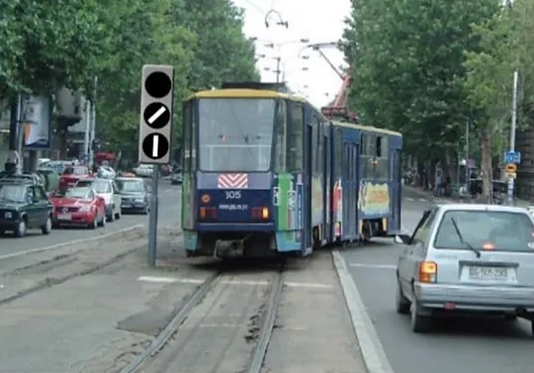 U situaciji prikazanoj na slici znak koji daje uređaj za davanje svetala za regulisanje kretanja tramvaja označava: