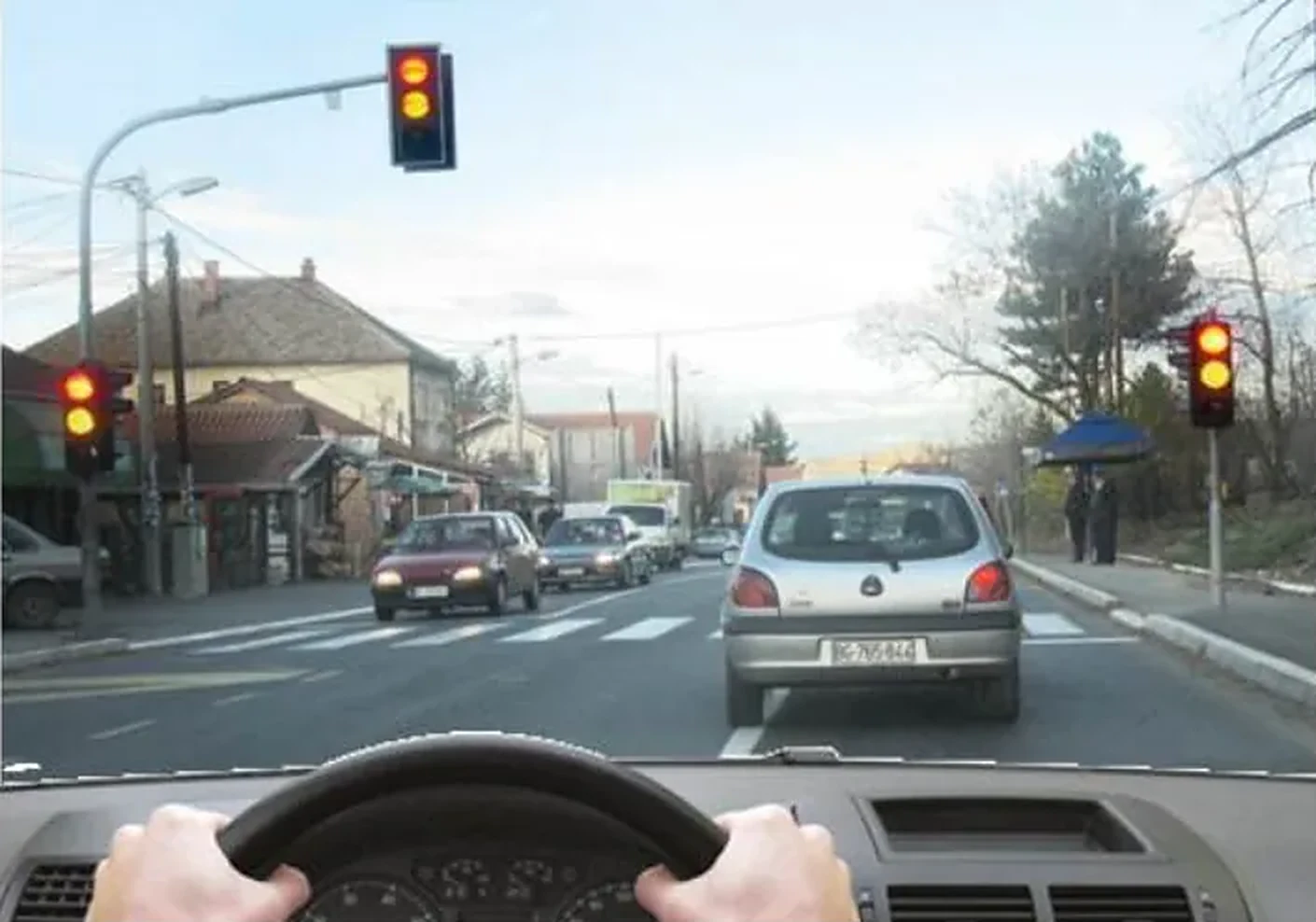 U situaciji prikazanoj na slici, svetlosne znakove za regulisanje Vašeg kretanja: