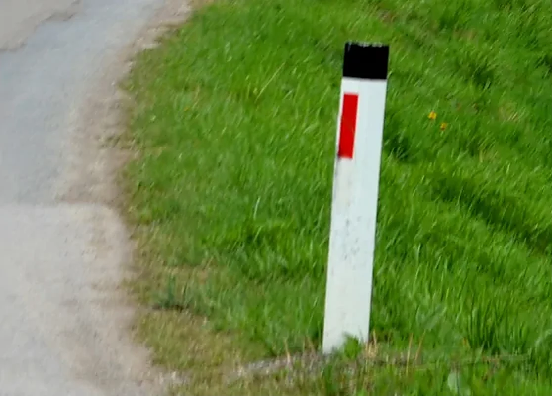 Svetlosna oznaka na putu van naseljenih mesta prikazana na slici predstavlja: