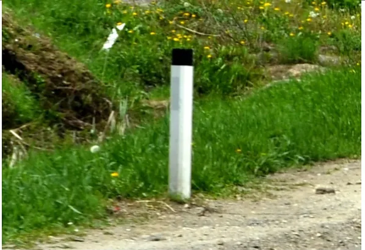 Svetlosna oznaka na putu van naseljenih mesta prikazana na slici predstavlja: