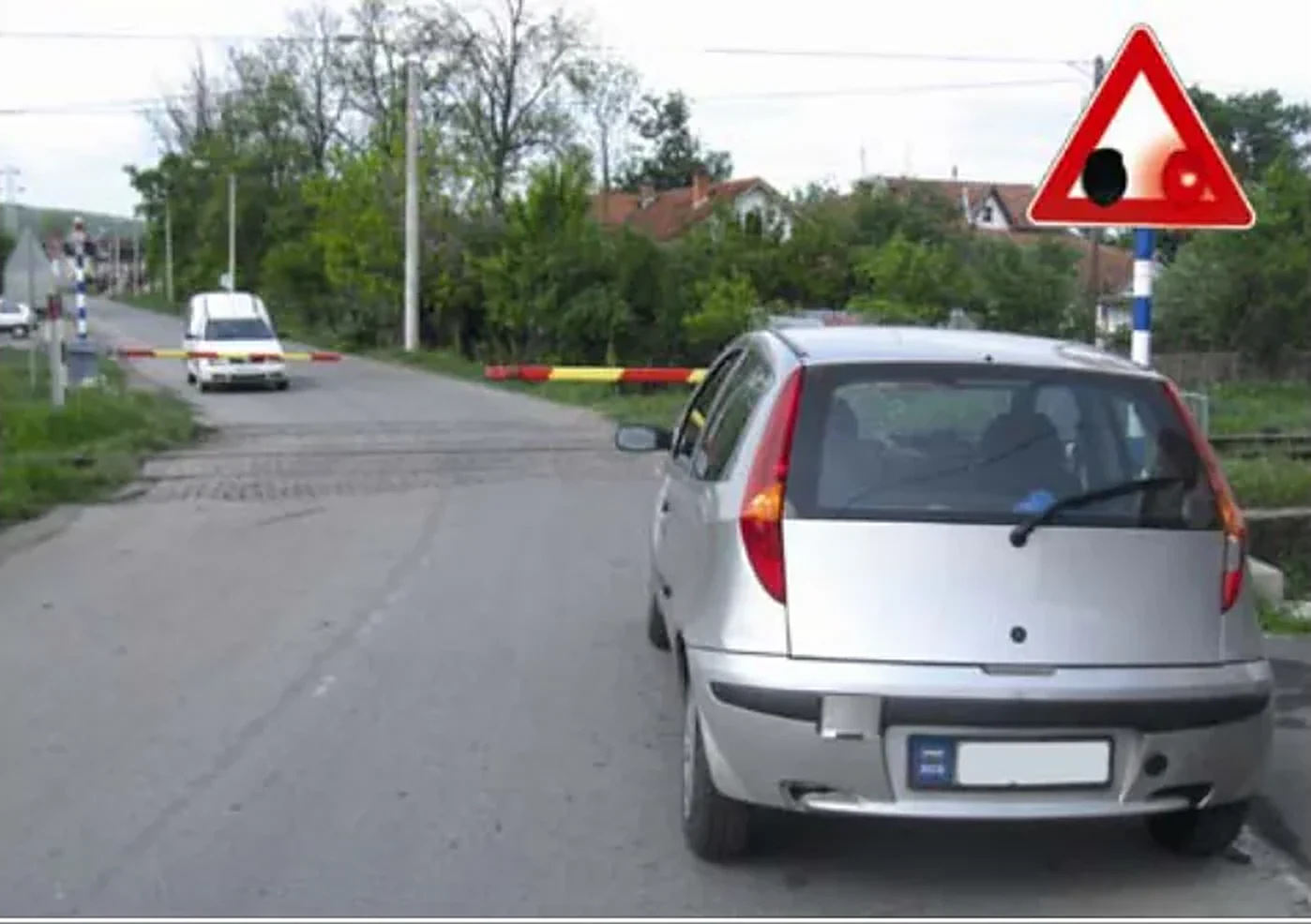 Naizmenično paljenje dva okrugla crvena svetla, na semaforu prikazanom na slici, označava: