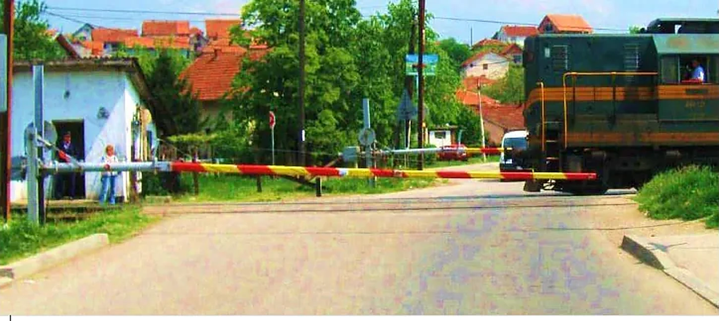 U situaciji prikazanoj na slici, uređaji kojima se zabranjuje i sprečava prelazak vozila su: