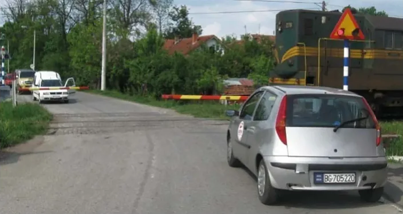U situaciji prikazanoj na slici, uređaji kojima se zabranjuje i sprečava prelazak vozila su: