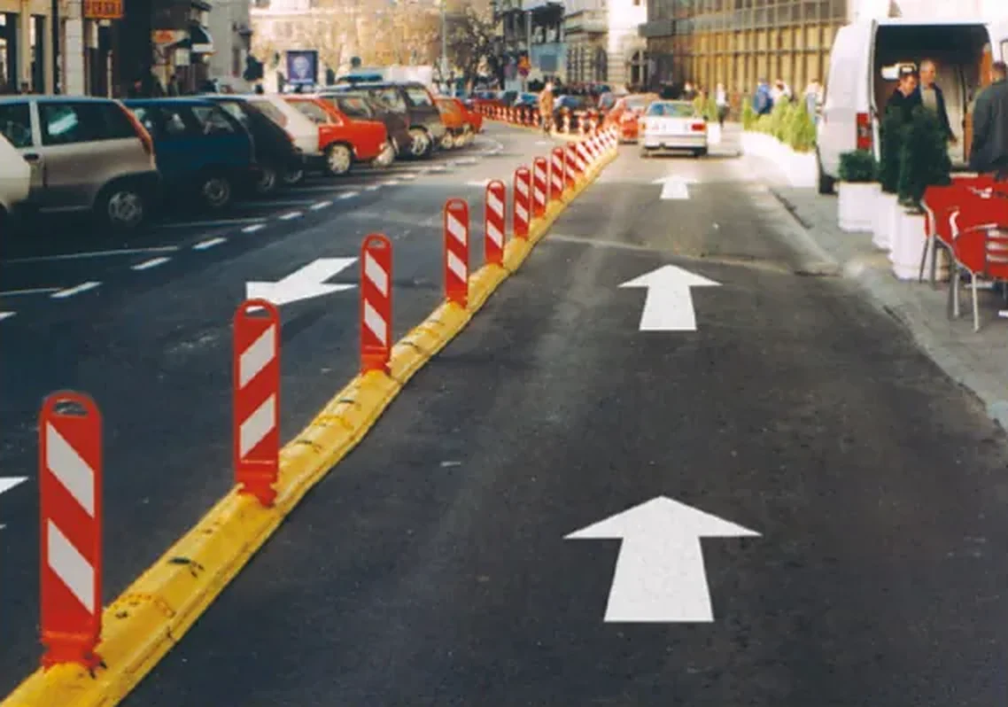 Oprema prikazana na slici („montažni ivičnjak“) označava: