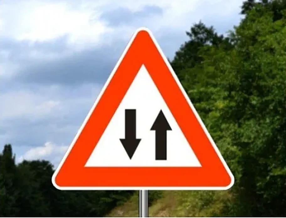 Saobraćajni znak prikazan na slici označava: