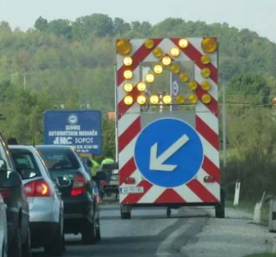 Signalna tabla, prikazana na slici, postavlja se: