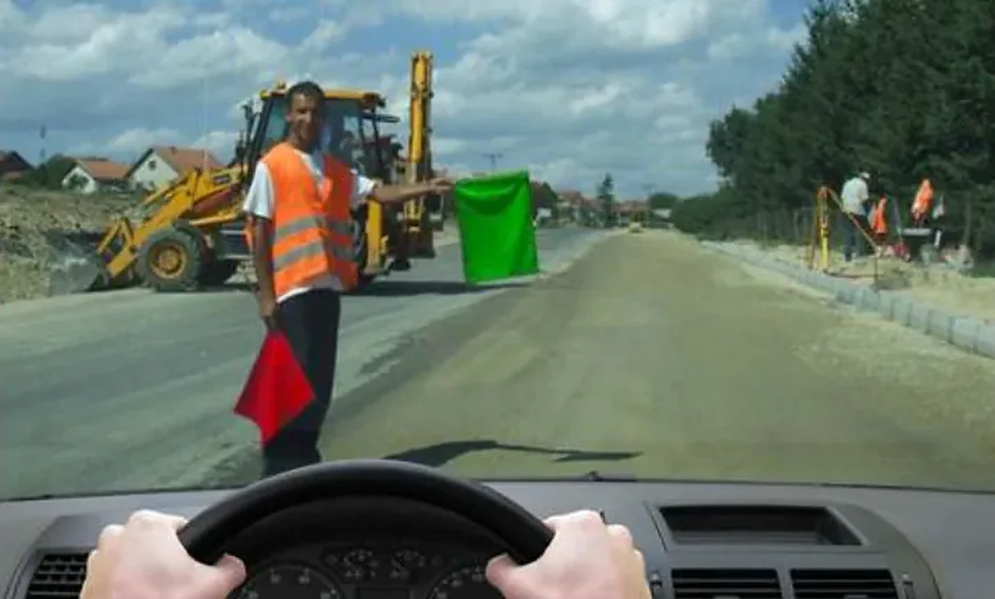 U situaciji prikazanoj na slici radnik izvođača radova daje znak zastavicom koji označava: