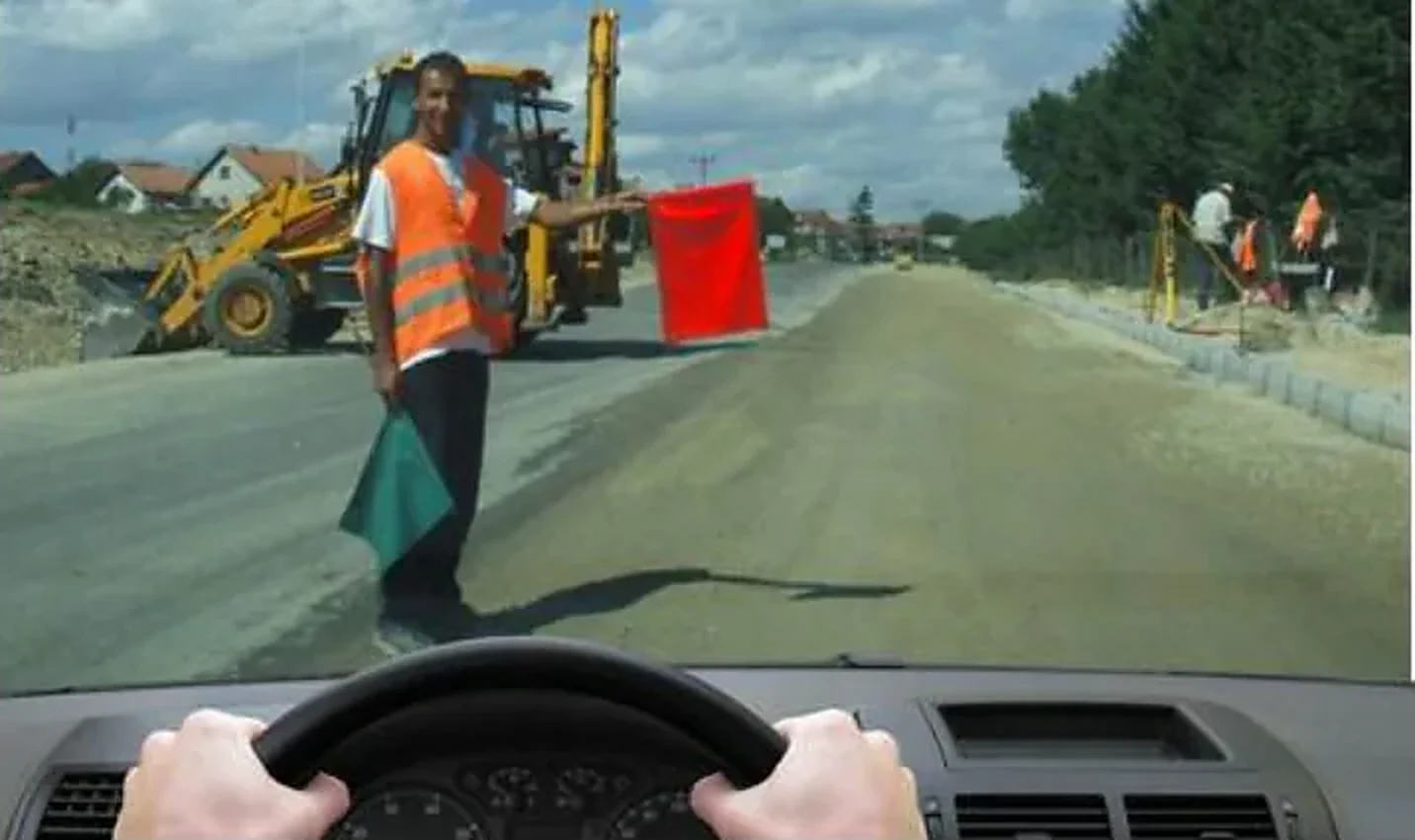 U situaciji prikazanoj na slici radnik izvođača radova daje znak zastavicom koji označava: